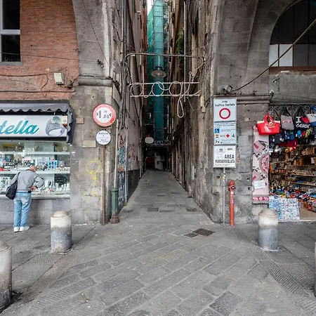 Giannini House Next To Aquarium - Happy