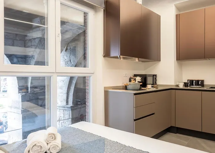 Giannini House Next To Aquarium - Happy