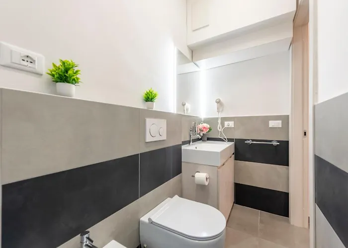 Giannini House Next To Aquarium - Happy