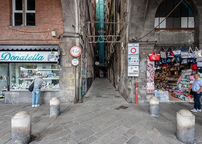 Giannini House Next To Aquarium - Happy